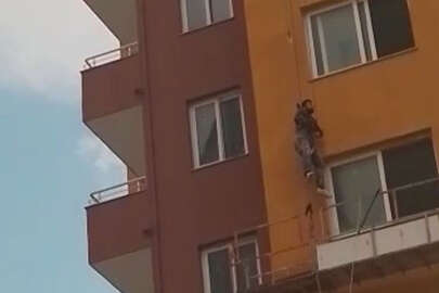 Askıda  kaldı! Güvenlik kemeri işçiyi ölümden kurtardı