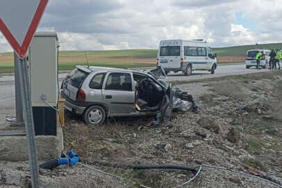 Hurdaya dönen otomobilden sağ çıktılar
