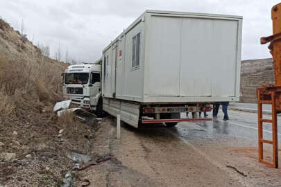 Deprem bölgesine konteynır taşıyan tır kaza yaptı   