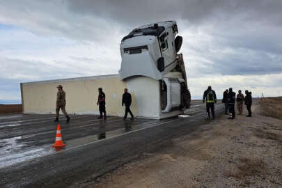 Tavuk eti yüklü tır yan yattı
