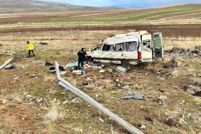 Yolcu minibüsü şarampole uçtu: 2 ölü, 7 yaralı   