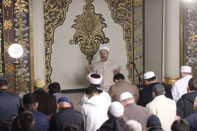 Diyanet İşleri Başkanı Erbaş, Ulu Camii’nde teravih namazı kıldırdı