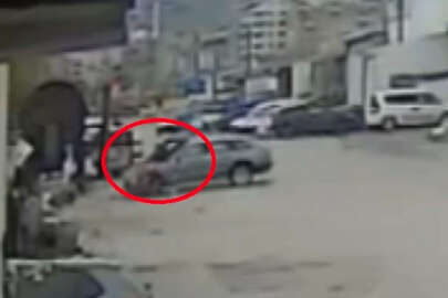 Otomobilin çarptığı motosikletli kurye havaya fırladı