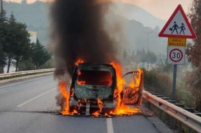 Seyir halindeki ticari araç, alev topuna döndü   