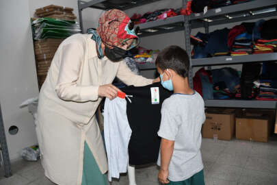 Depremzede çocuklara bayramlık bağışı   