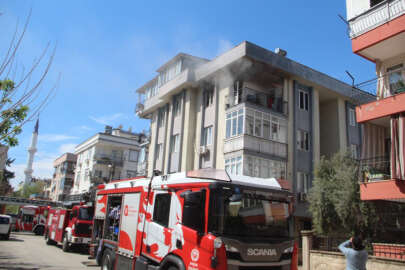 3 katlı binada yangın paniği! Çatıya kaçarak kurtuldular!