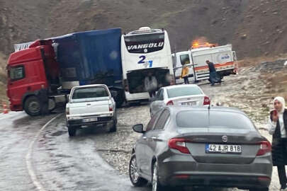 Hakkari'de trafik kazası: 3 ölü, 3 yaralı   