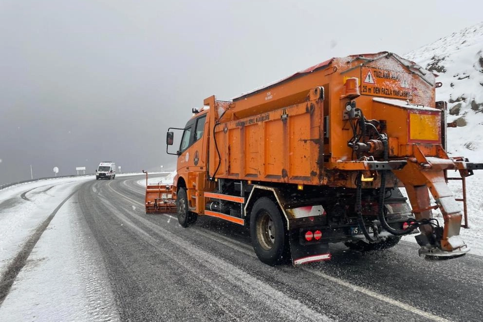 Nisan'da kara kış: Başkale'de kar kalınlığı 20 santimetreye ulaştı 
