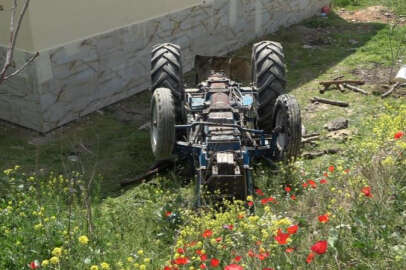  Tarladan dönen çiftçi devrilen traktörün altında can verdi   