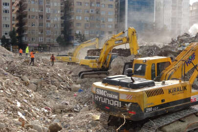 Diyarbakır’da enkaz kaldırma çalışmaları devam ediyor   