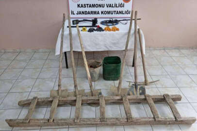 Kaçak kazı yapan definecilere suçüstü: 3 gözaltı   