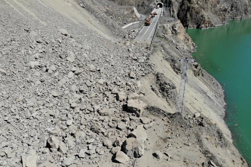 Artvin-Erzurum karayolunda heyelan