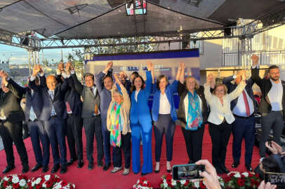 CHP, İzmir'de milletvekili adaylarını tanıttı   