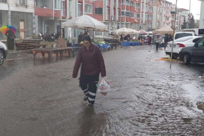 Tekirdağ'da şiddetli yağış: Sokaklar dereye döndü!
