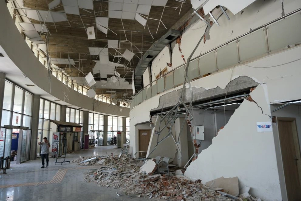 Yıkıkların arasında bayram yolculuğu