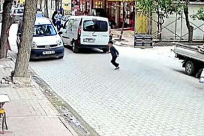 Balıkesir'de 7 yaşındaki çocuğun aracın altında kaldığı kaza kamerada!