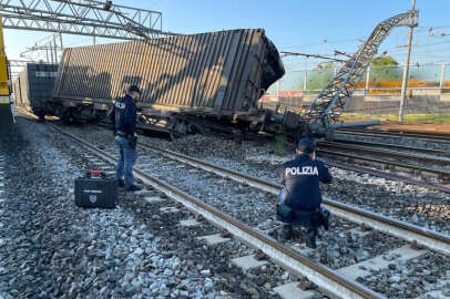 İtalya’da yük treni raydan çıktı   