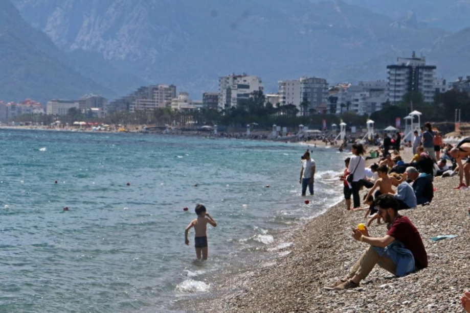 Konyaaltı Sahili yükünü aldı!