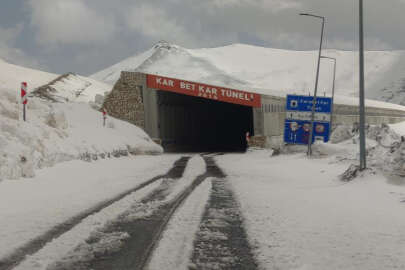 3000 rakımlı Karabet Geçidi kar altında   