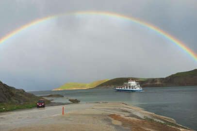 Feribot ve göl manzarasıyla bütünleşen çifte gökkuşağı
