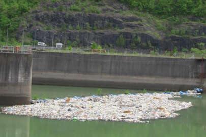 Baraj suları çekildi, çöp ve kirli tabaka ortaya çıktı  