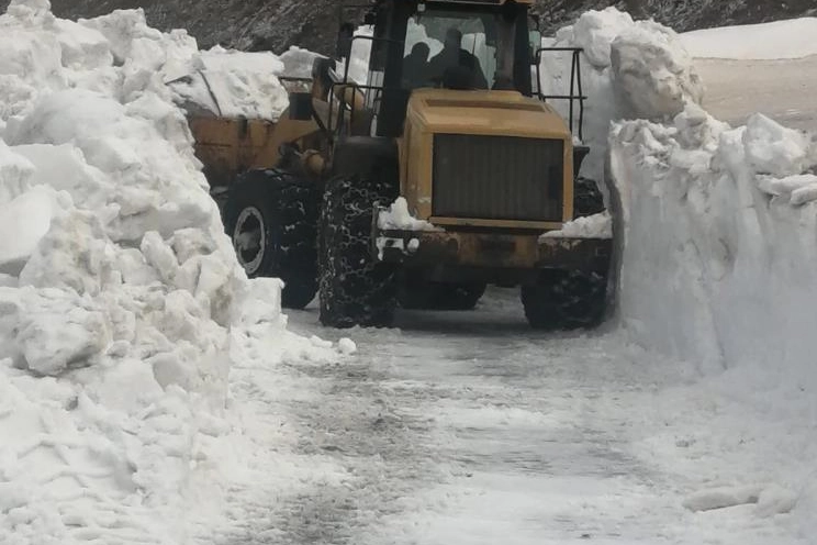 Dünyanın ikinci büyük krater gölü zirvesinde karla mücadele