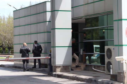 Silahını temizleyen güvenlikçi kendini vurdu   