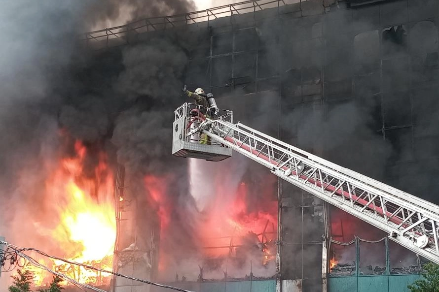 Akit binası alev topuna döndü!