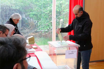 Fransa'daki Türk vatandaşları seçim için sandık başında 