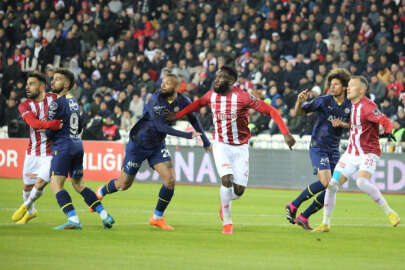 Fenerbahçe deplasmanda Sivasspor'u 3 golle geçti
