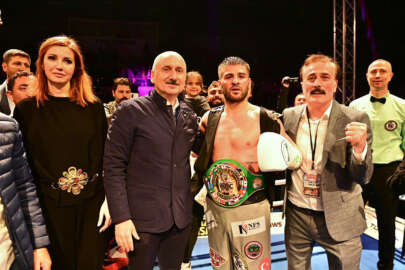 Şampiyon boksöre kemerini Bakan Karaismailoğlu taktı