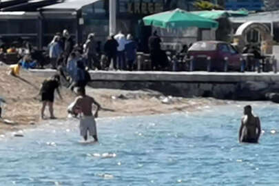  İzmir’de sıcak havayı fırsat bilenler denize girdi!