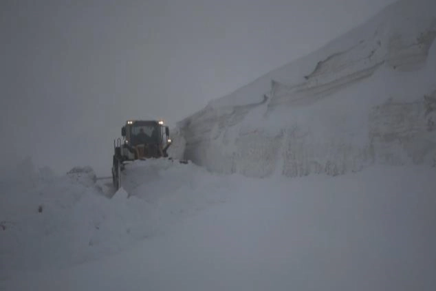 Nisan sonunda 1 metreyi aşan karla mücadele!