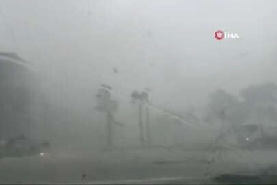 ABD’de dehşet! Hortum araçları oyuncak gibi uçurdu!