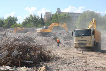 Diyarbakır’da iki noktada enkaz kaldırma çalışmaları sürüyor