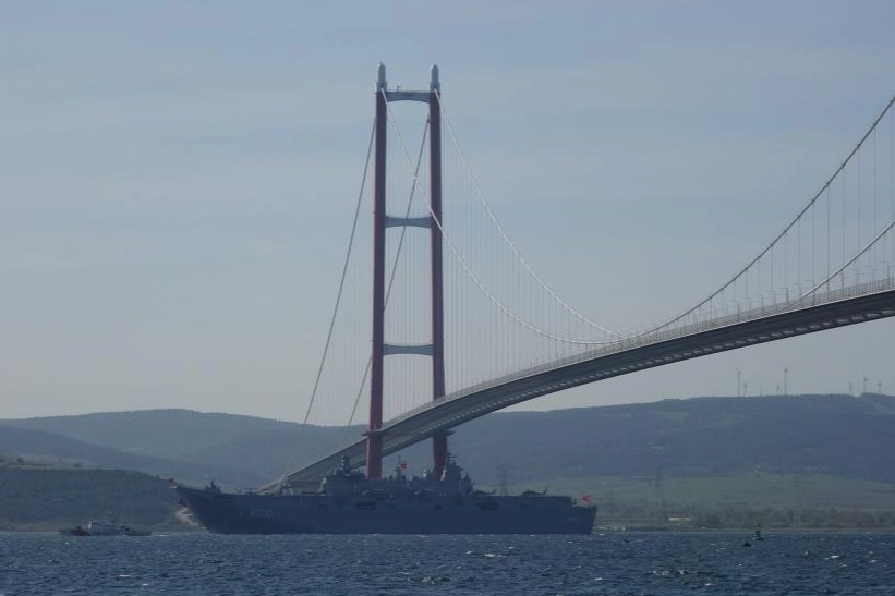 TCG Anaolu, Çanakkale Köprüsü'nün altından geçti