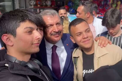 Bakan Koca ile gençler arasında gülümseten diyalog