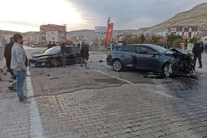 Otomobiller kafa kafaya çarpıştı, sürücülerin burnu bile kanamadı