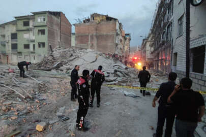Malatya'da ağır hasarlı bina çöktü, 1 kişi enkaz altında!