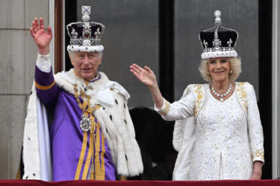 Tacını giyen Kral III. Charles halkı selamladı