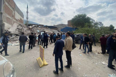 Bursa'da 4 katlı bina yıkım sırasında çöktü!