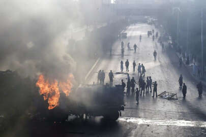 Pakistan karıştı! Sokaklar yangın yeri: 1 ölü, 12 yaralı