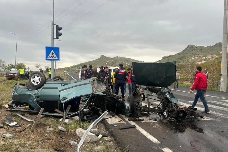 Kaza yapan araç ikiye bölündü!