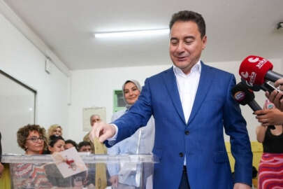 Ali Babacan ve eşi oylarını kullandı