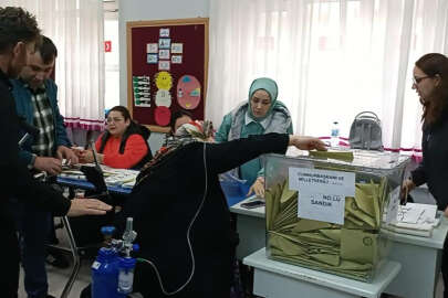 Engelli kadın oksijen tüpü ile oy kullandı