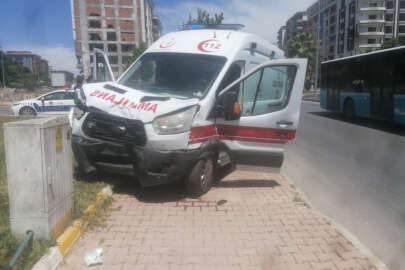 Adıyaman'da ambulans ile otomobil çarpıştı: 2 yaralı