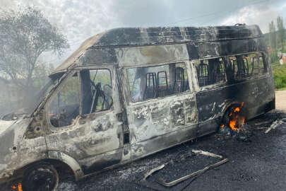Amasya'da yanan minibüsteki çocuklar büyük tehlike atlattı