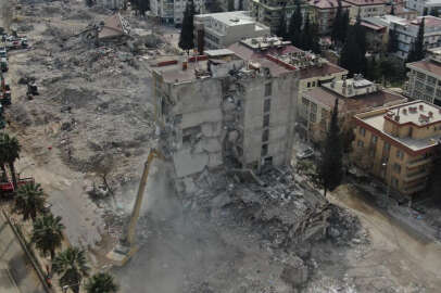 Hatay'da ağır hasarlı binaların yıkımı sürüyor