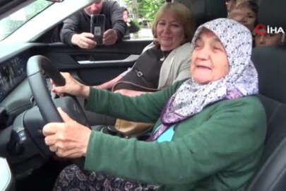 TOGG'u görünce gözyaşlarına boğulan Zülfiye nine: 'Tayyip oğlum benim ömrüm de senin olsun'