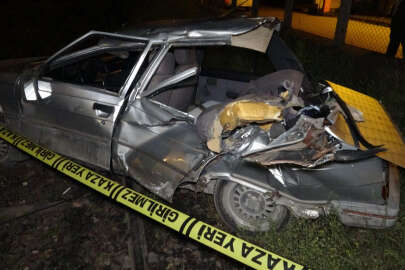 Yolcu treni hemzemin geçitte otomobile çarptı